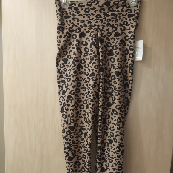 Forever 21 Pants - NWT Forever 21 Scrunch Leopard Print Leggings